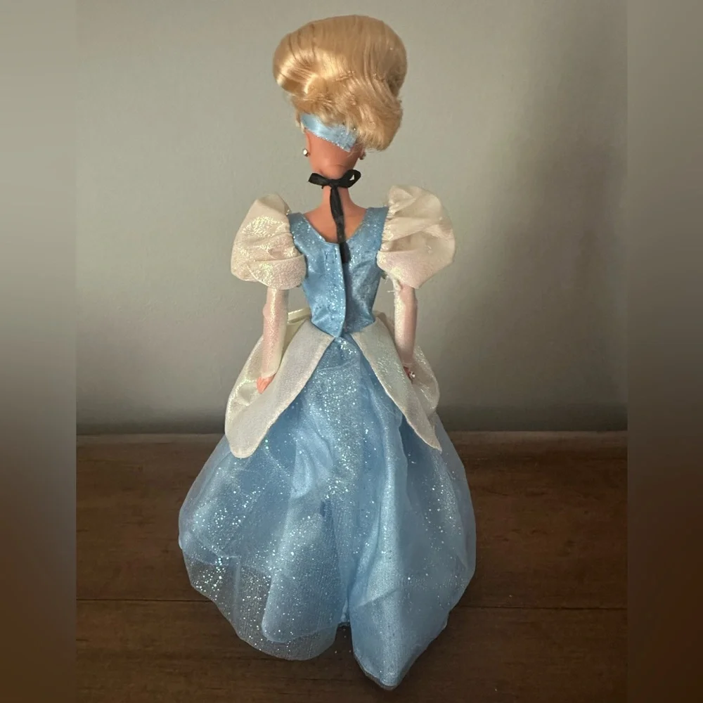 Vtg. Disney Sparkle Eyes Cinderella Barbie, 1995